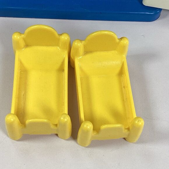 Vintage Little Tikes Cozy Cottage House Carry Case Beds People Dog - Picture 5 of 16